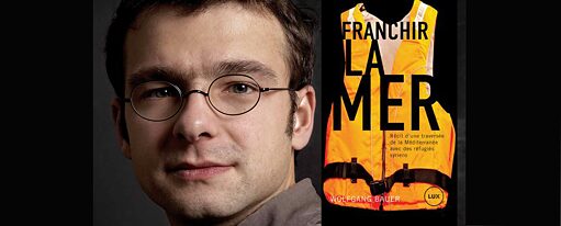 Photo von Wolfgang Bauer mit Einklapper des Covers der französischsprachigen Ausgabe seines Buches "Über Das Meer"