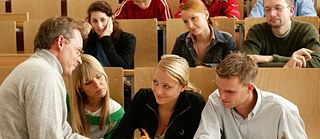 Dozent und Studenten | Foto: Getty Images/Manchan