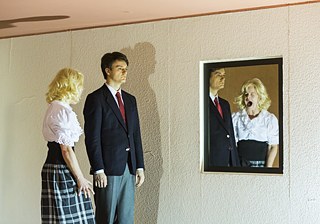 Σκηνή από το έργο «Drei sind wir» του Wolfram Höll, στο Schauspiel της Λειψίας.