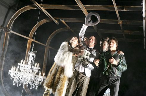 Σκηνή από το έργο «Zweite allgemeine Verunsicherung» της Felicia Zeller, στο Schauspiel της Φρανκφούρτης.