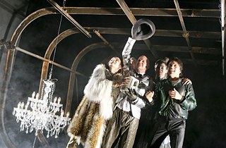 Σκηνή από το έργο «Zweite allgemeine Verunsicherung» της Felicia Zeller, στο Schauspiel της Φρανκφούρτης.