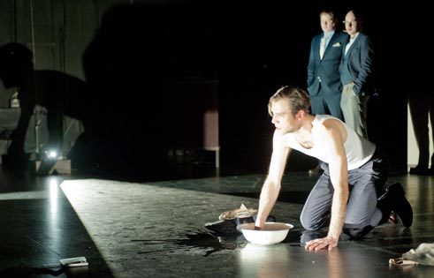 Σκηνή από το έργο «Bilder von uns» του Thomas Melle, στο Θέατρο της Βόννης.