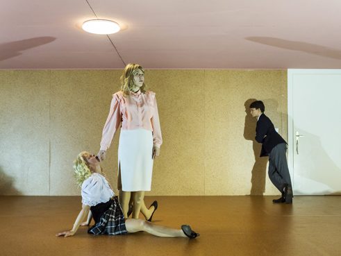 Σκηνή από το έργο «Drei sind wir» του Wolfram Höll, στο Schauspiel της Λειψίας