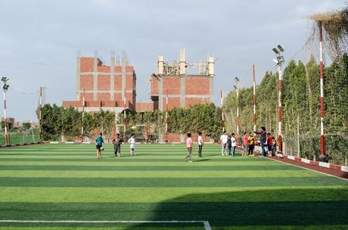 رحلة مركز "مش مدرسة" إلى ملعب لكرة القدم في محيط صفط اللبن.  