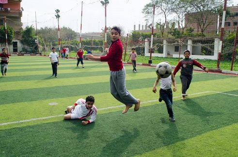 يستمتع طلاب "مش مدرسة" برحلتهم إلى ملعب كرة القدم المجاور.