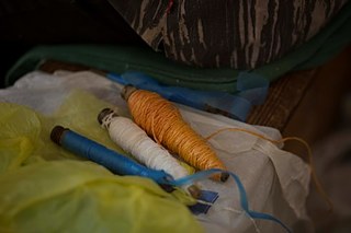 Die Plastiktüten werden nach Farbe sortiert und dann zu Fäden verarbeitet.