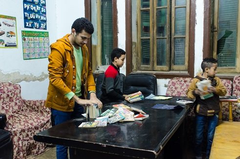 Nachbarn spenden Bücher, um die informale Schule dabei zu unterstützen, eine  Bücherei aufzubauen.