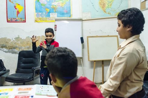 يستمتع الأطفال بالتعلم في مركز "مش مدرسة" لأنهم يجدون هنا مجالًا للتعبير عن أنفسهم. 