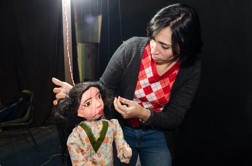 Rania und die Puppe “Naglaa”, ein Straßenmädchen aus dem Stück “Die Straße ist ein Königreich”.
