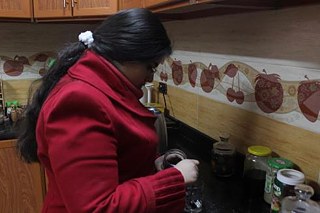 Olivia bei der Zubereitung ihres Lieblingsgetränks Karkadeh. Der heiße Hibiskustee tut gut, wenn man von draußen aus der Kälte kommt.