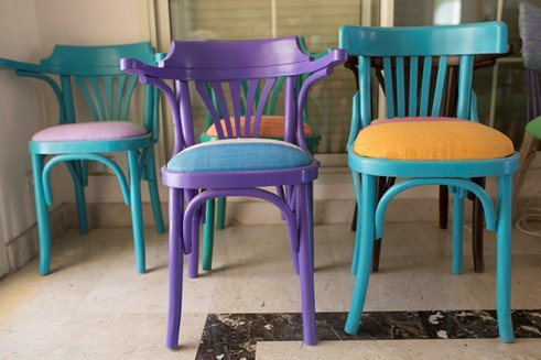 Stühle aus der Ahwa-Kollektion. Ihre Polsterung wird aus Plastiktüten hergestellt.