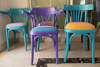 Stühle aus der Ahwa-Kollektion. Ihre Polsterung wird aus Plastiktüten hergestellt.