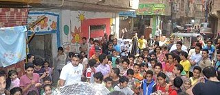 Im Rahmen seiner Aktivitäten im Bereich Straßentheater zeigte das El Takeiba Zentrum auch das Stück „Wunder-Box“ von Mahatat. (Mahatat ist eine Organisation, die Kulturprojekte in den ägyptischen Provinzen organisiert.)