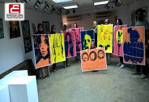 صورة جماعية للمشتركين في ورشة جرافيتي “ضل حيطة" مع لوحاتهم النهائية، ضمن أنشطة مشروع "ضل حيطة للتوعية بوقف العنف ضد المرأة.