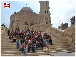 Einige Kinder, Jugendliche und Familien aus Shobra el-Khaima, die an dem Projekt “Rahala” (Golbetrotter) des El-Takeiba Zentrums teilgenommen und künstlerische, kulturelle und historische Sehenswürdigkeiten in Ägypten besucht haben.