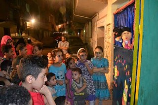Marionettentheater in der Gasse vor dem El Takeiba Zentrum in Ezbet Uthman im Stadtviertel Shobra El Khaima. 