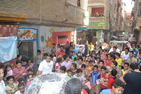 Im Rahmen seiner Aktivitäten im Bereich Straßentheater zeigte das El Takeiba Zentrum auch das Stück „Wunder-Box“ von Mahatat. (Mahatat ist eine Organisation, die Kulturprojekte in den ägyptischen Provinzen organisiert.)