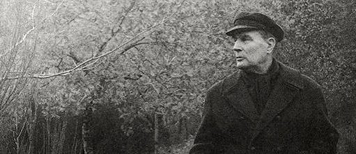 François Mitterand en promenade dans la campagne, photo en noir et blanc