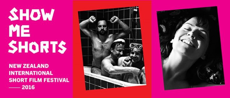 Pinker Hintergrund, auf dem Photos in Schwarz-Weiß zu sehen sind. Das eine Bild zeigt drei lachende Männer in der Badewanne, das andere das Portrait einer Frau mit geschlossenen Augen.