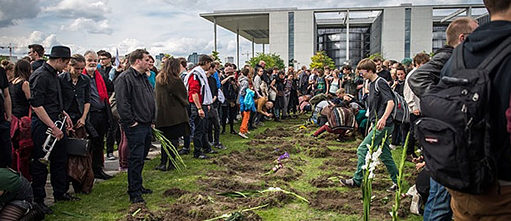 So schaufelten Demonstranten Gräber vor dem Reichtstagsgebäude © Zentrum für politische Schönheit