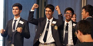 Team „PeekaBook“ aus Indien nach der Bekanntgabe ihres Siegs. 