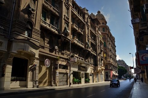 يبدأ اليوم. أطول شارع في الإسكندرية يبدو نائما. 