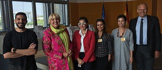 The Saudi Arabian artists together with Claudia Roth and Johannes Ebert, Secretary General of the Goethe-Institut
