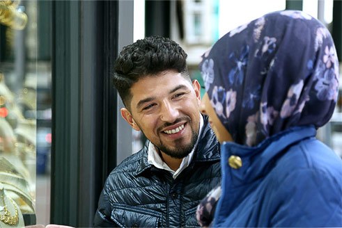 Hatice Tufan und Cem Sen, vor einem Juwelier in der Weseler Straße, Ecke Grillostraße