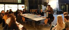 Workshop mit Tankred Dorst und Ursula Ehler (in der Mitte am Tisch). Moderation: Nicolas Ehler (Goethe-Institut)