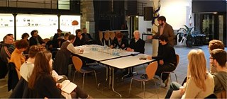 Workshop mit Tankred Dorst und Ursula Ehler (in der Mitte am Tisch). Moderation: Nicolas Ehler (Goethe-Institut) &copy; © Goethe-Institut Lyon Workshop mit Tankred Dorst und Ursula Ehler (in der Mitte am Tisch). Moderation: Nicolas Ehler (Goethe-Institut)