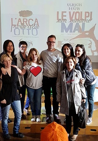 Quelques institutrices de l’école primaire Pietro Mancini avec Ulrick Hub (Marisa Madera est à côté de l’écrivain, à sa droite)