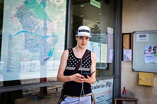 Kévin Levéziel, 19 ans, en CAP postier, devant la Maison de quartier