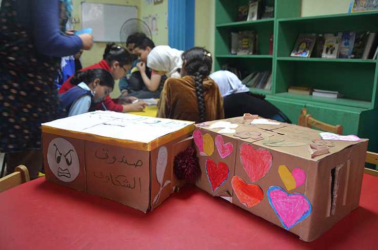 Asmaa Tarek patří k zakladatelkám organizace Ruwwad a má na starost program na podporu dětí. Tento program nabízí dětem bezpečné prostředí k učení a poskytuje jim informace o jejich právech a povinnostech ve společnosti.