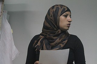 Asmaa Tarek, Ruwwad-Gründerin und Verantwortliche für das Kinderförderprogramm, liebt die Interaktion mit den Kindern. Sie weiß mit der Freude, Wut und Trauer der Kinder umzugehen und ist sich bewusst, wie wichtig es ist, Kindern zuzuhören und sie erzählen zu lassen, was in ihnen vorgeht.