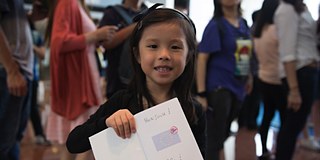 Audrey mit ihrem Sprachpass.