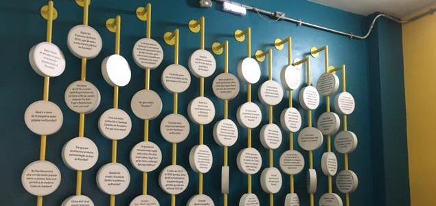 Besucher können mehr über die Gemeinde in der Rocinha Bibliothek erfahren.