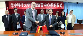 北京德国文化中心·歌德学院（中国）院长柯理博士（左）与华中科技大学副校长陈建国（右）共同签署了合作合同。