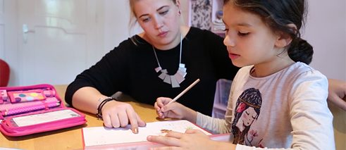 Gemeinsam nach der Schule üben: Bildungspaten der Initiative „Tausche Bildung für Wohnen“ lernen mit Kindern aus Duisburg-Marxloh.