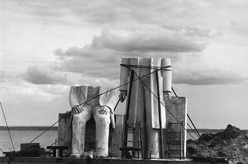 Aus der Serie Das Denkmal, 1986, Dokumentation vom Aufbau des Marx-Engels Forums auf Usedom und in Berlin, 1975-1986.       