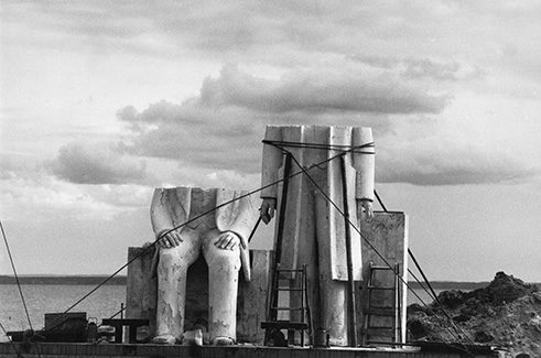 Aus der Serie Das Denkmal, 1986, Dokumentation vom Aufbau des Marx-Engels Forums auf Usedom und in Berlin, 1975-1986.       