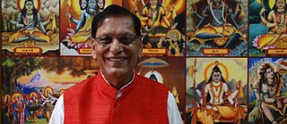 Der Soziologe Bindeshwar Pathak, der die Nichtregierungsorganisation Sulabh gründete, baut seit 50 Jahren auf den Dörfern Indiens Klos. Von vielen Indern wird er deshlab als eine Art als heiliger Mann verehrt.