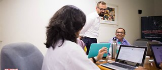 Dr. Florian Sochatzy leitet einen Workshop in Bangalore.