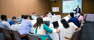 Dr. Florian Sochatzy leitet einen Workshop in Delhi. 
