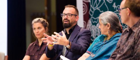 Dr. Florian Sochatzy diskutiert bei Jumpstart. 