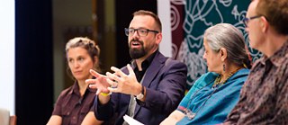 Dr. Florian Sochatzy diskutiert bei Jumpstart. 