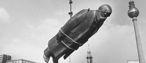 Aus der Serie Das Denkmal, 1986, Dokumentation vom Aufbau des Marx-Engels Forums auf Usedom und in Berlin, 1975-1986. 