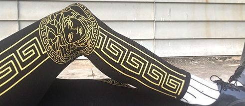 L’artiste et son pantalon Versace, importé de Chine 