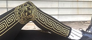 Die Künstlerin und ihre Versace-Hose, importiert aus China.