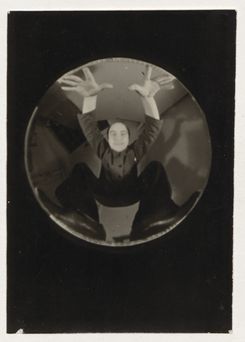 Ohne Titel (Selbstporträt mit der „Wolkenkamera“ | 1935 | Sprengel Museum Hannover