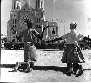 Leonore Mau | Neděle před kostelem, 1973 | Port-au-Prince, Haiti 